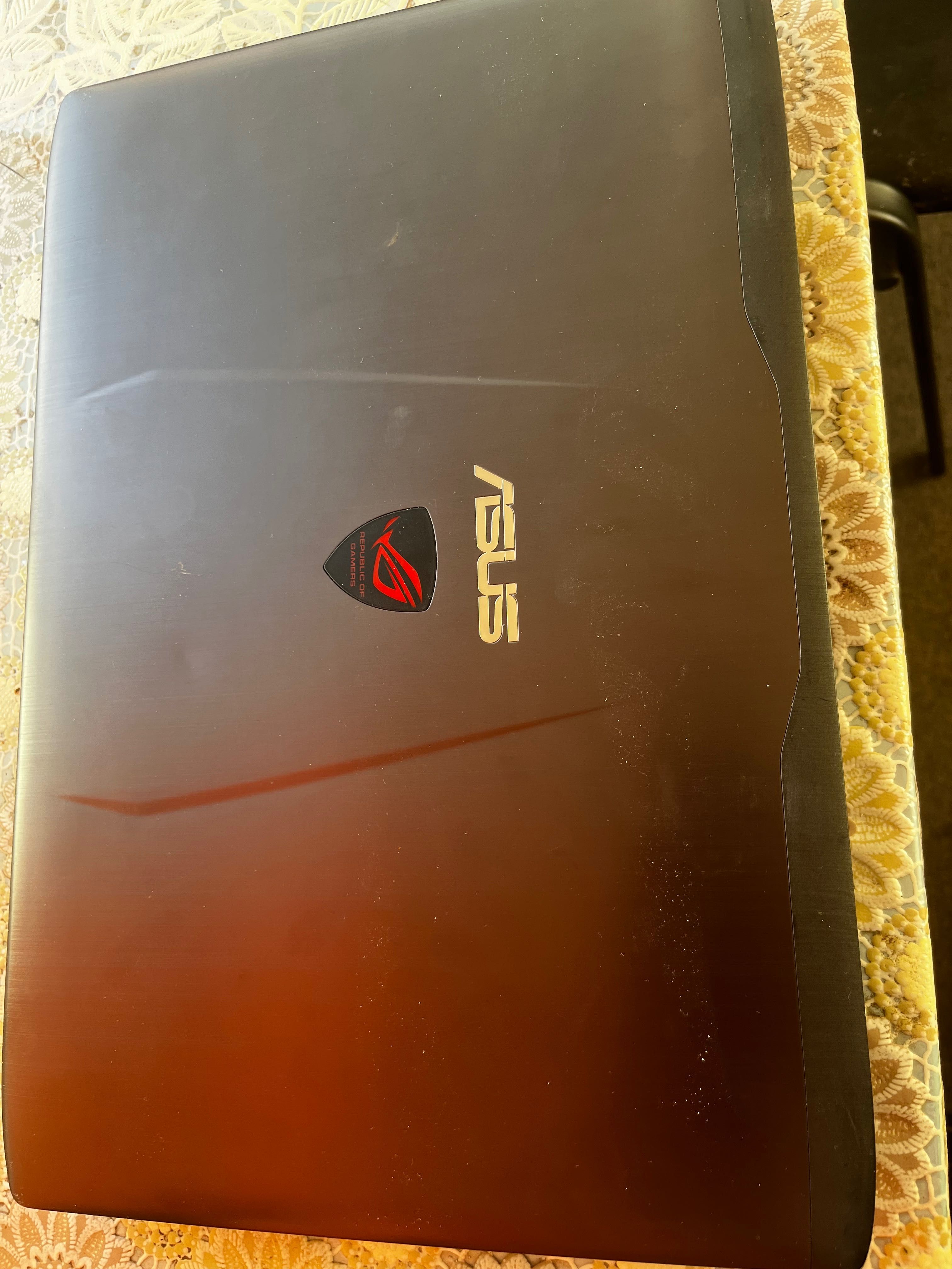 Vând laptop de gaming Asus I7 16 gb RAM și 1200 gb memorie internă