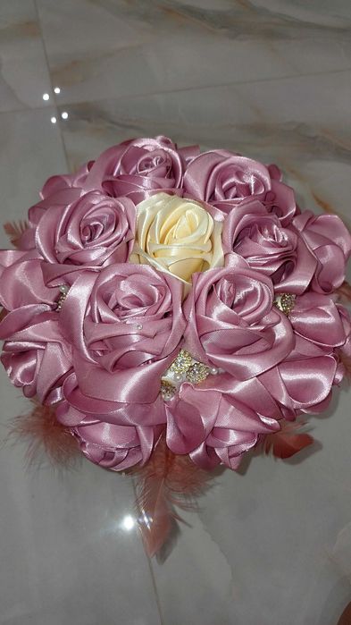 Уникални букети от сатенени рози за вашия специален повод