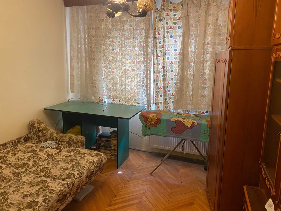 Apartament cu 3 camere semi decomandat