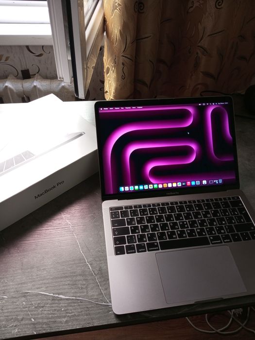 В комплекте Apple MacBook PRO.