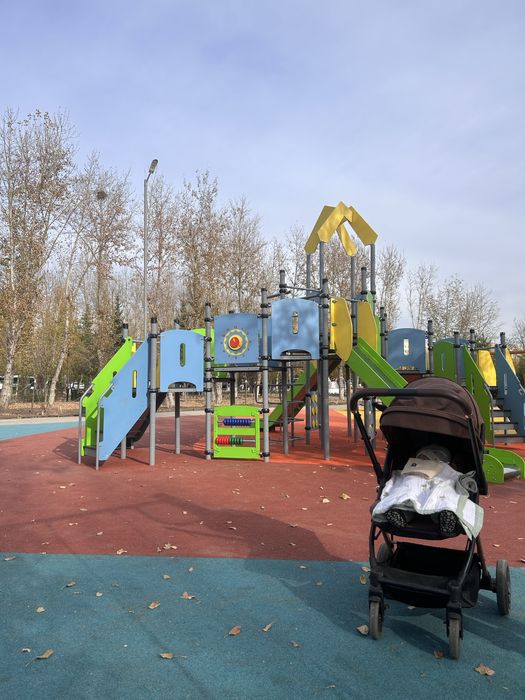 Продам коляску вторая в подарок