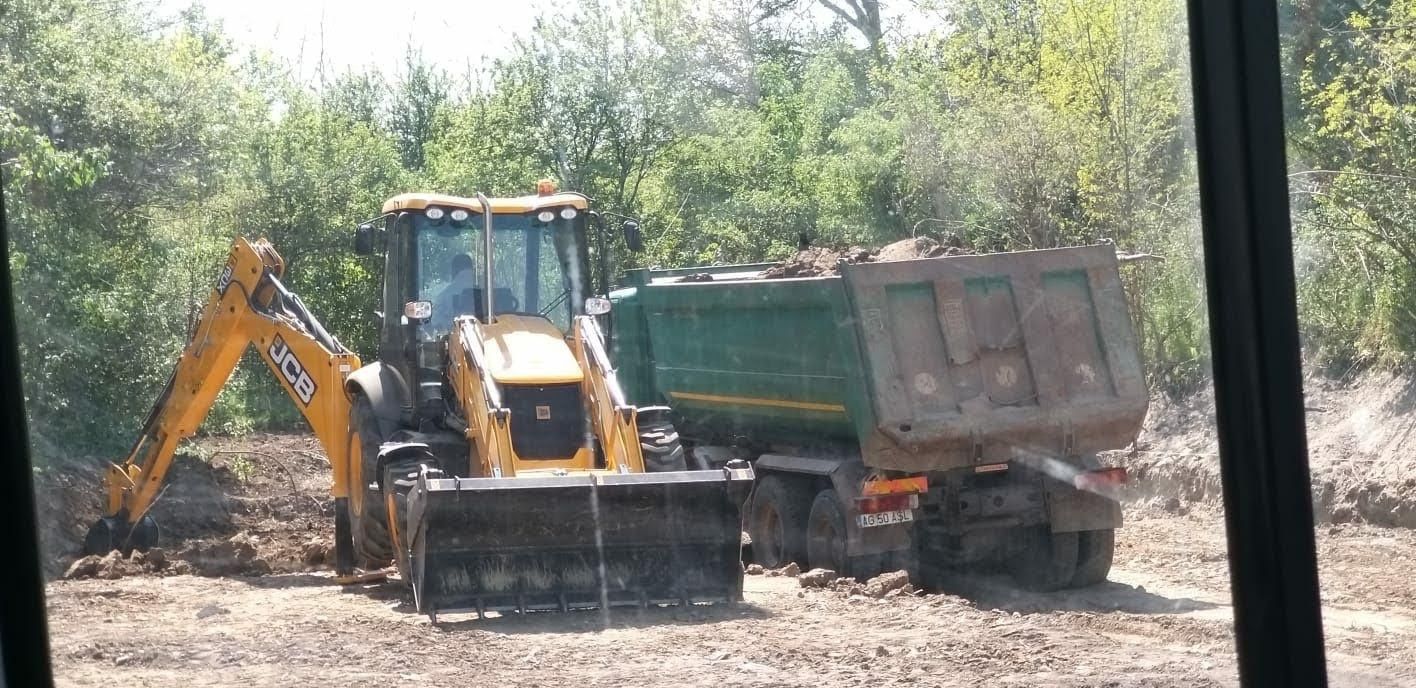 Prestări servicii cu buldoexcavator, pret180 lei, ora de funcționare.