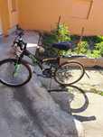 Bicicletă cu suspensii față și spate.