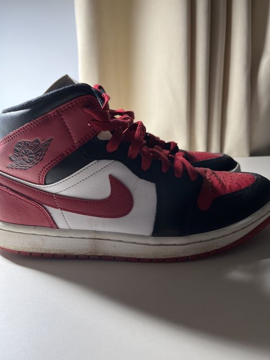 Jordan 1 mid rosi cu negru si alb.dau sj la schimb