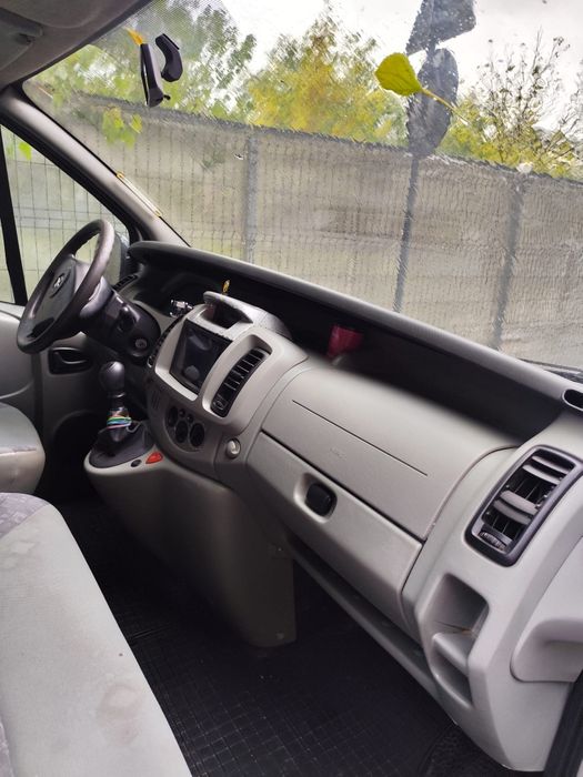 OPEL VIVARO            a