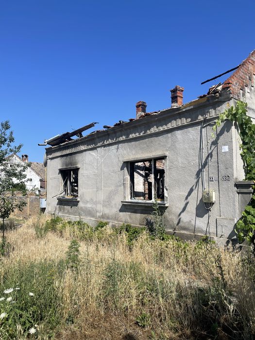 Vand Casa incendiata cu tot cu teren la Costeiu Judetul Timiș