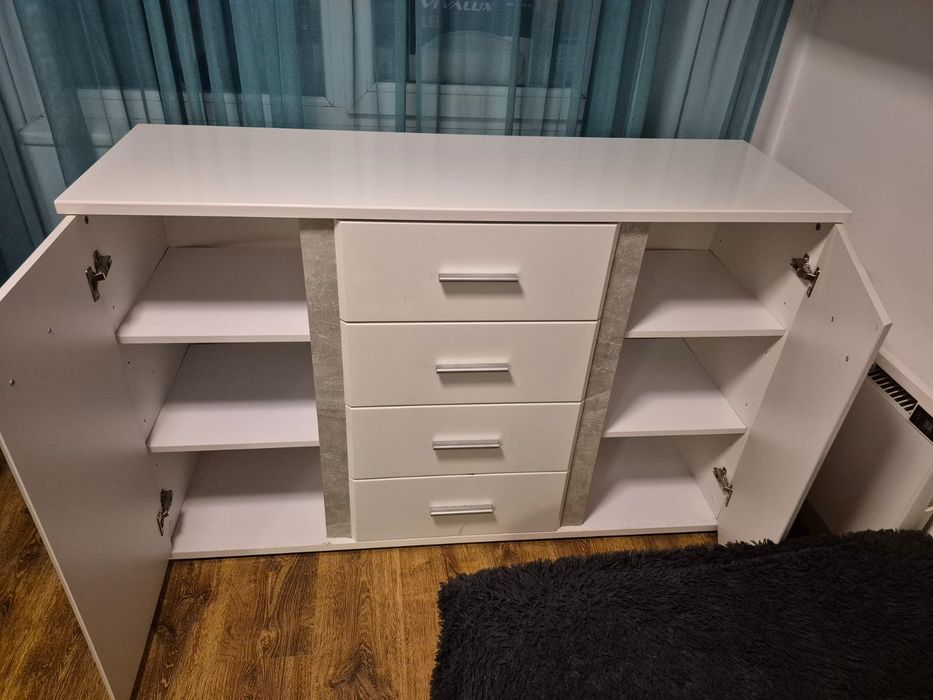 Продавам скрин бял