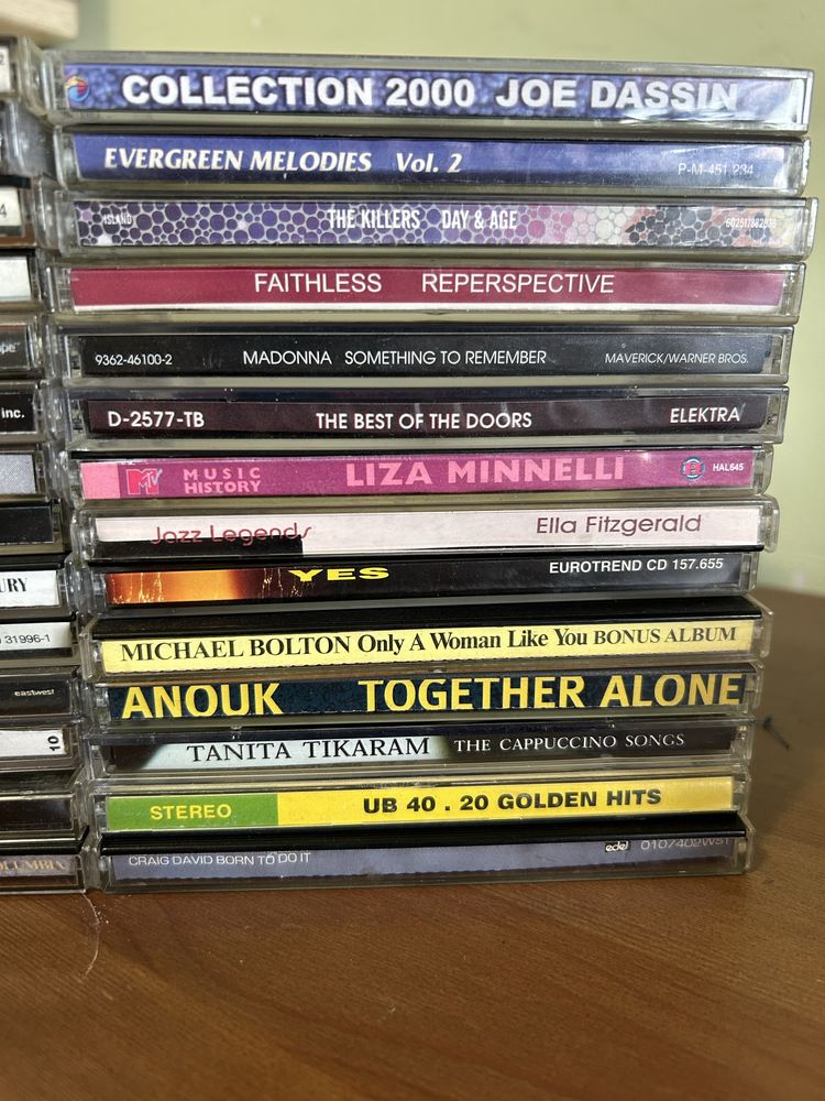 Vand colectie de cd-uri muzica pop-rock