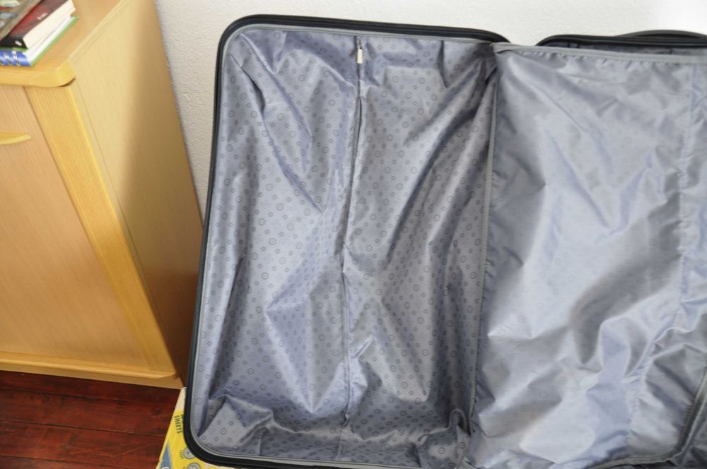 Продавам чисто нов твърд куфар 28 инча.