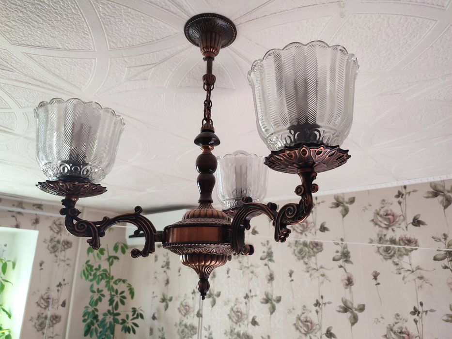 Продам люстру в хорошем состоянии