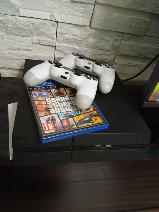 Vând PS 4  vine și cu jocul gta v varianta premium edition