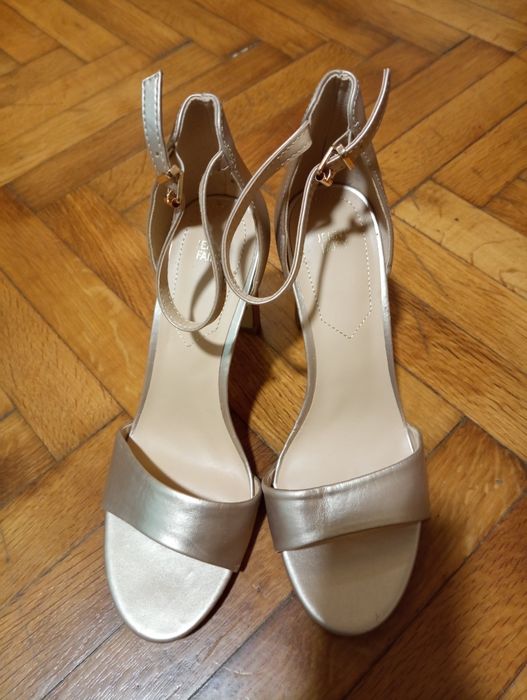 Златисти сандали с ток