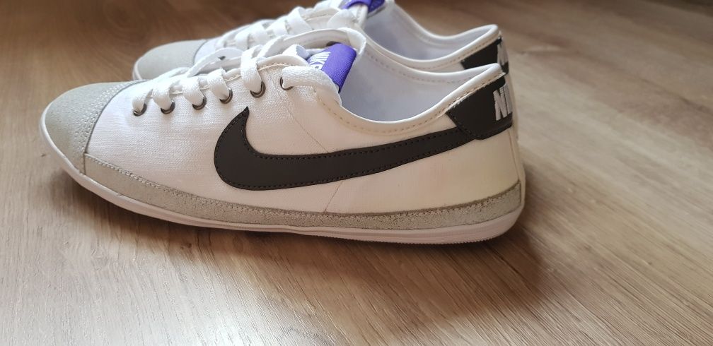 Teniși albi Nike mărimea 40