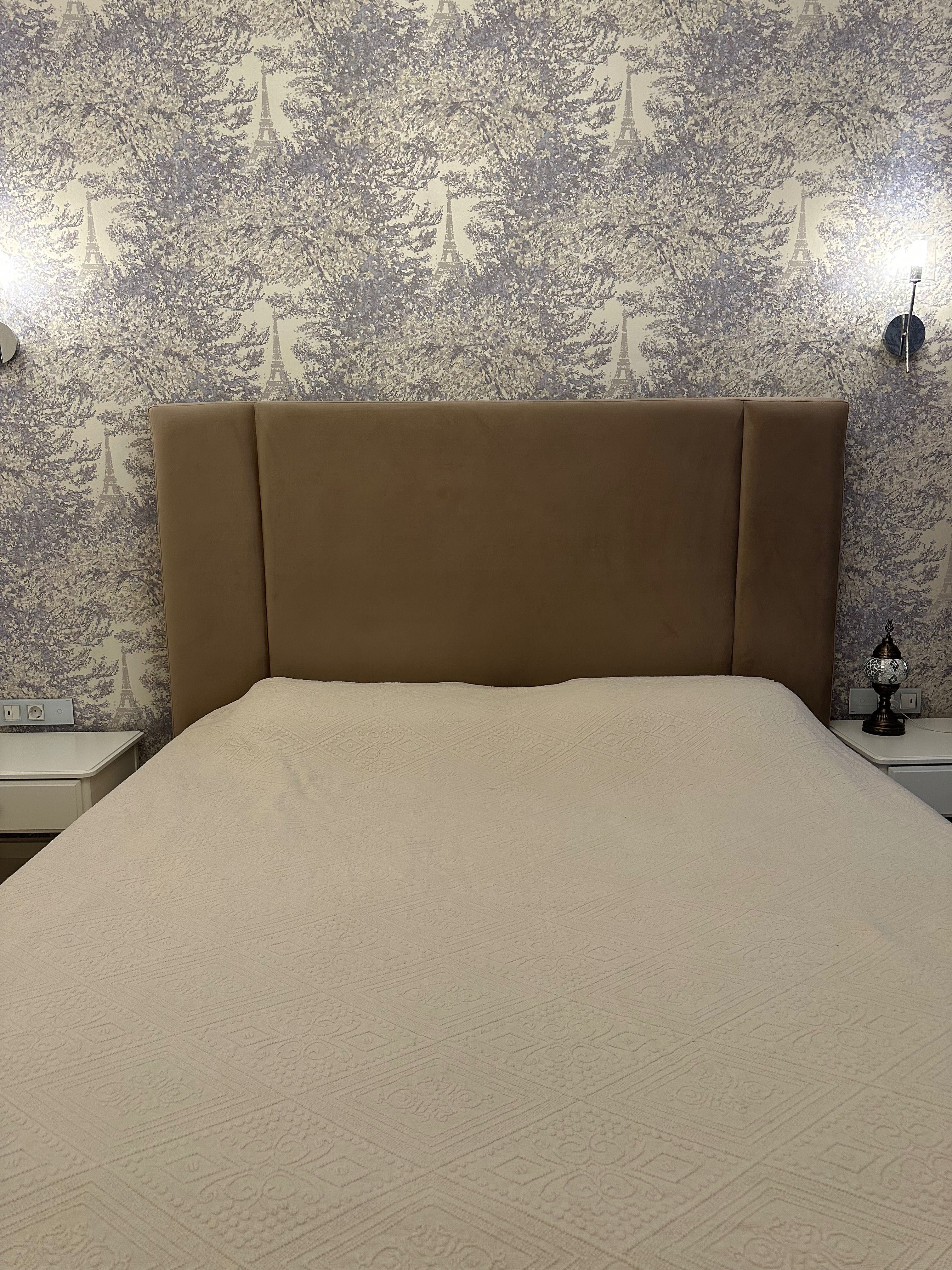 Двухместная кровать с матрасом в бежевом цвете