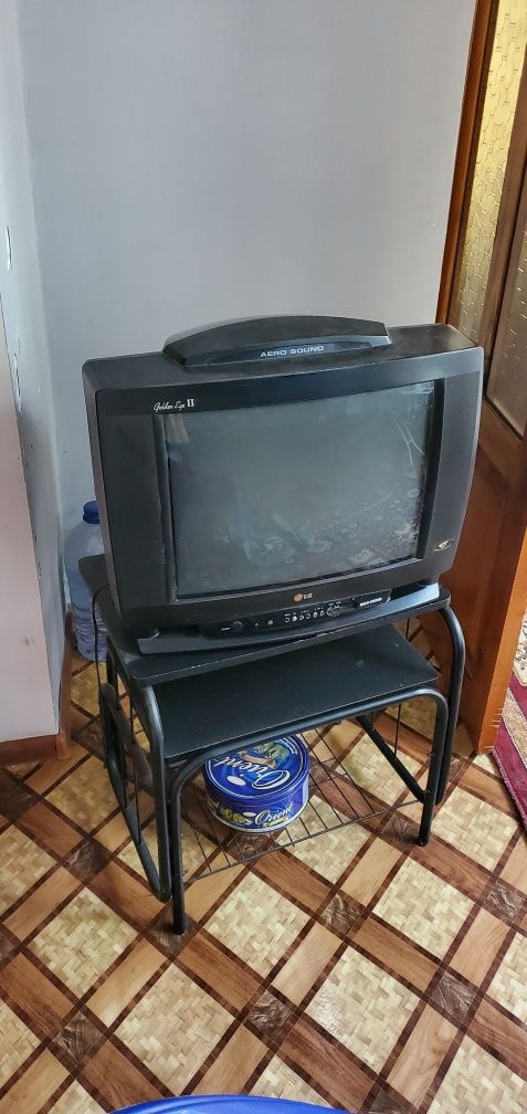 Телевизор с подставкой
