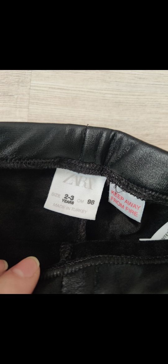 Pantaloni/colanti ZARA imitatie piele neagra copii marimea 98