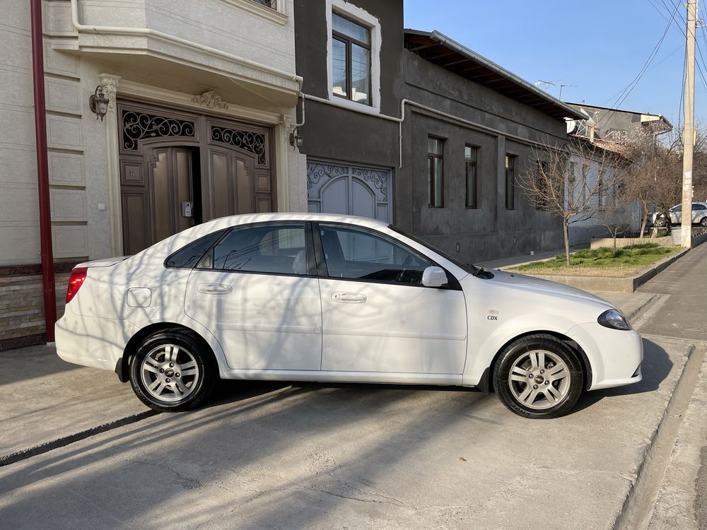 Lacetti 1.8 gentra kuzifga yegilgan rangi oq