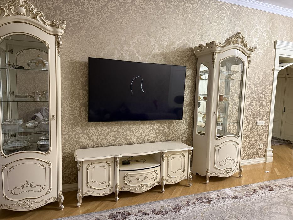 Продам гостиную 2 витрины и тумба