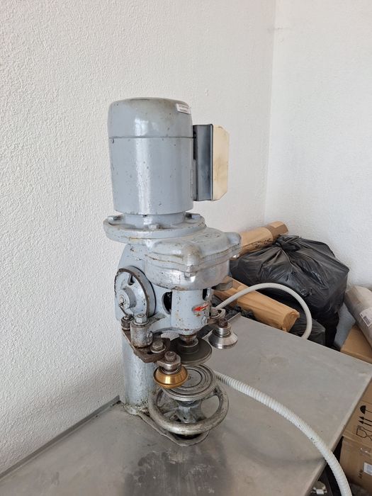 Затварачна машина  за консерви