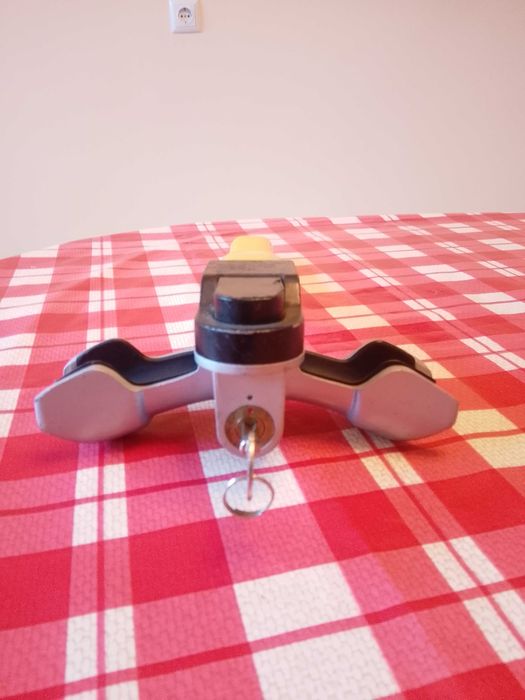 Заключалка за кормило на  кола или бус.