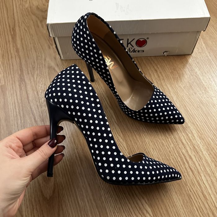 Pantofi stiletto cu buline