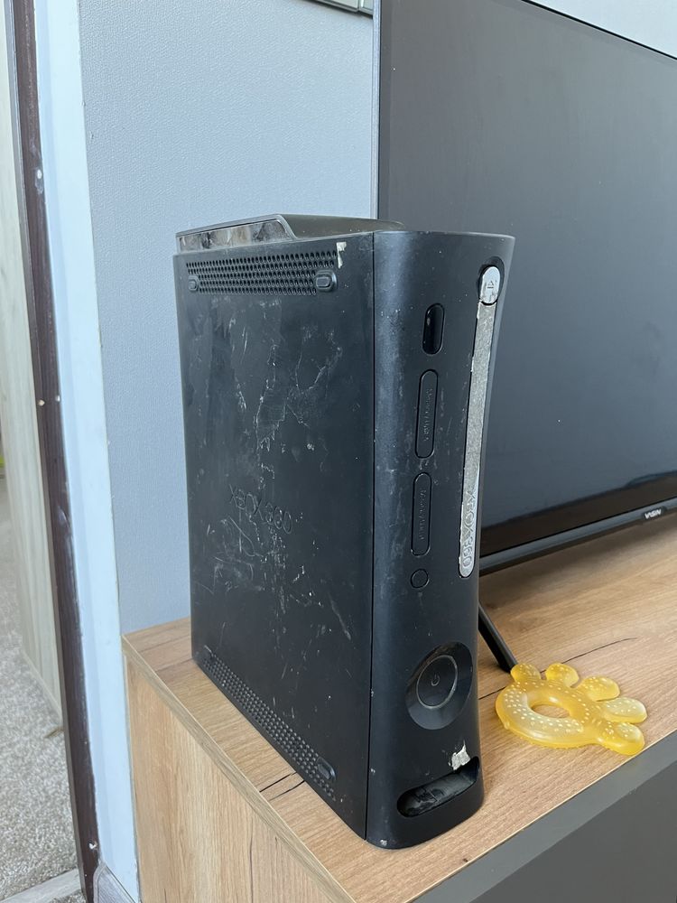 Xbox 360 (прошитый) + кinect + 2 геймпада + куча игр