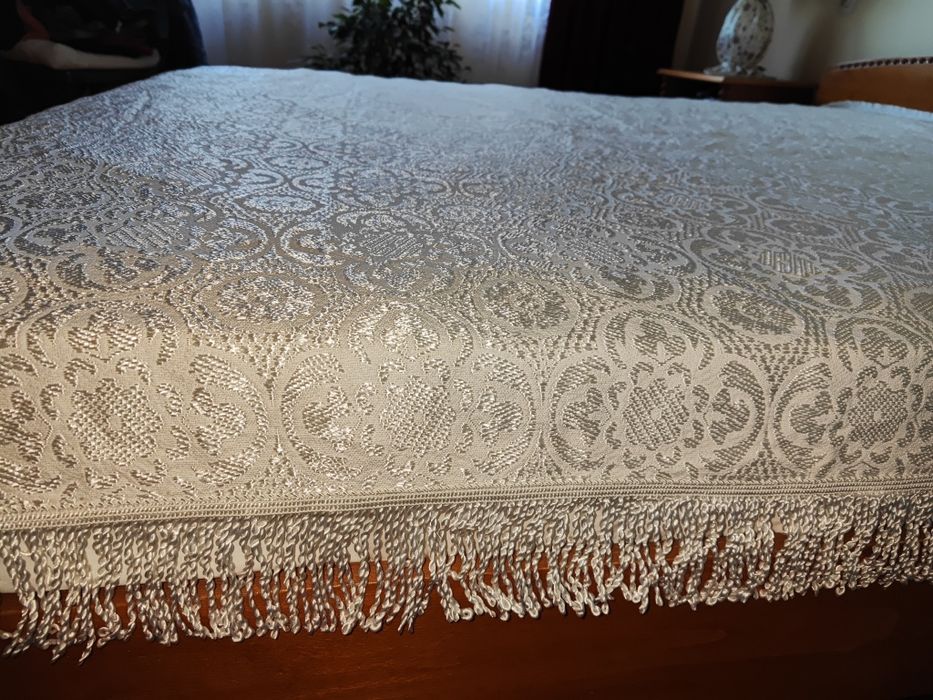 Бяла кувертюра за спалня