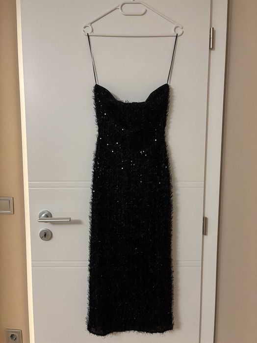 Черна миди рокля с блестящ ефект