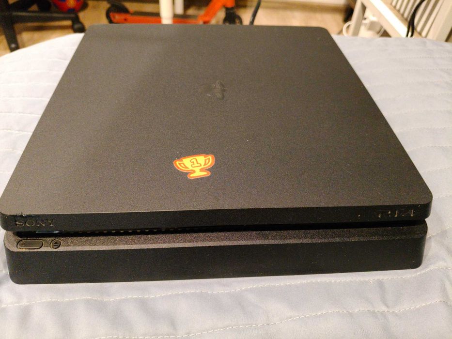 Sony PS4 Slim 500GB + 2 оригинални джойстика