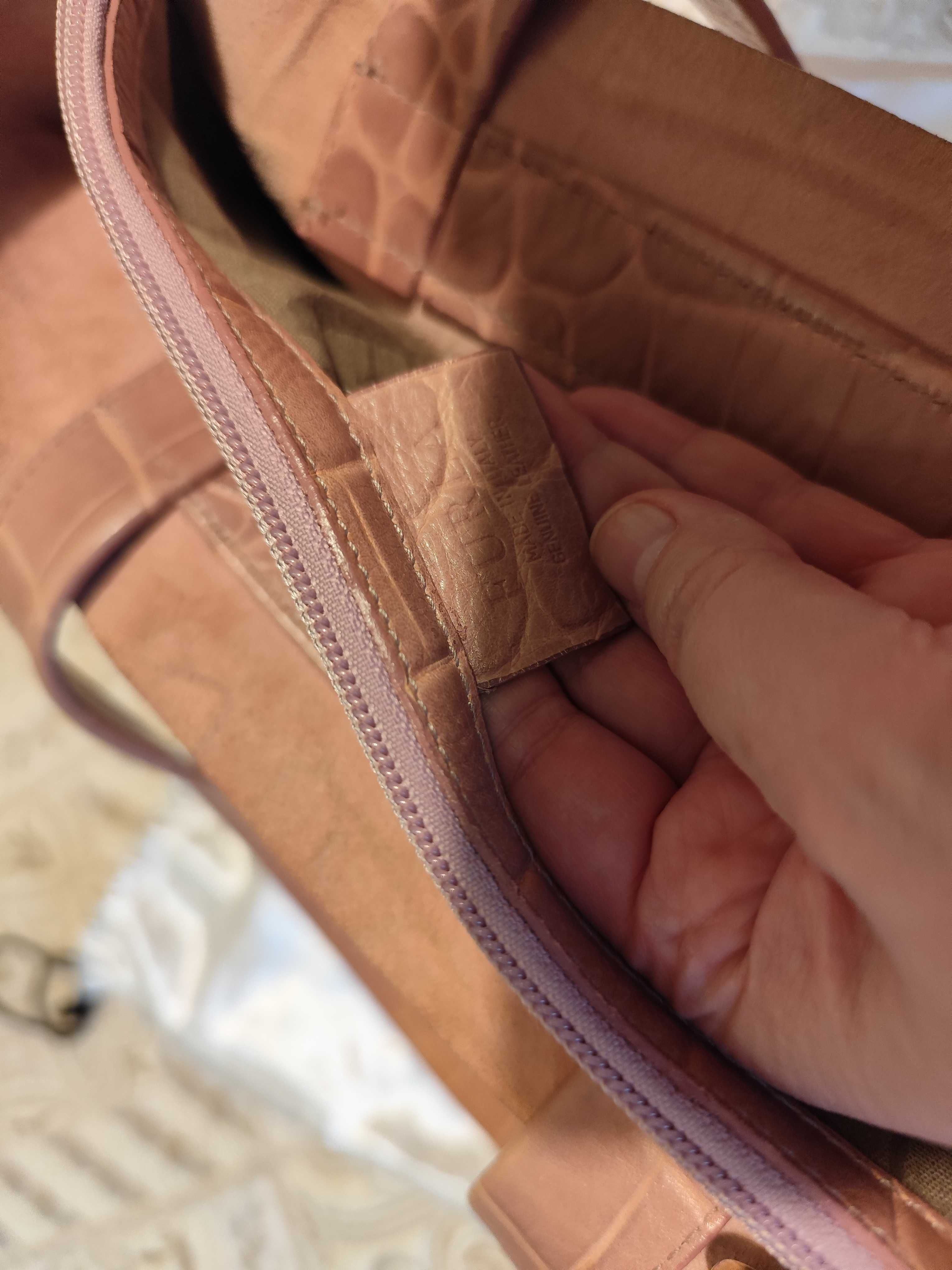 Furla divide it в бежово - розов цвят