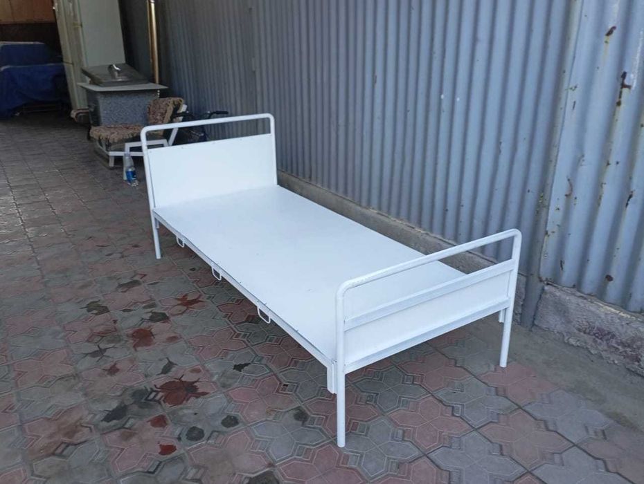 Кровати медицинские металлические высокопрочные с фиксаторами.