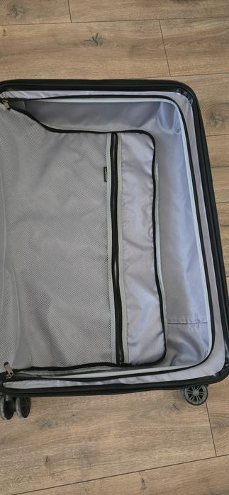 Голям пластмасов куфар