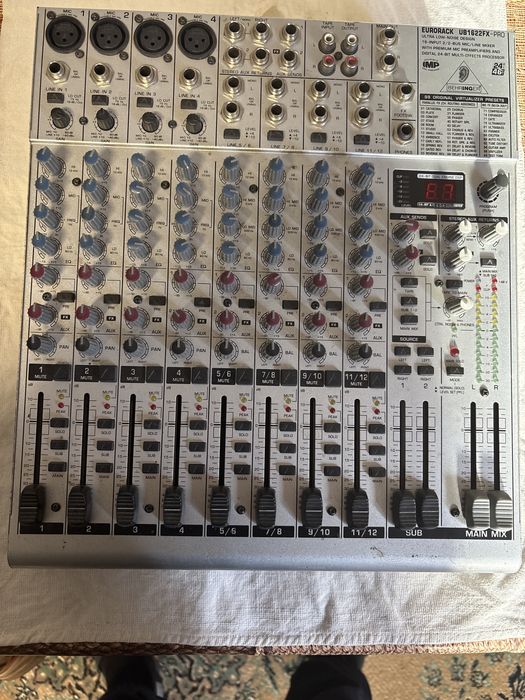Vand mixer Behringer eurorak ub1622fx pro