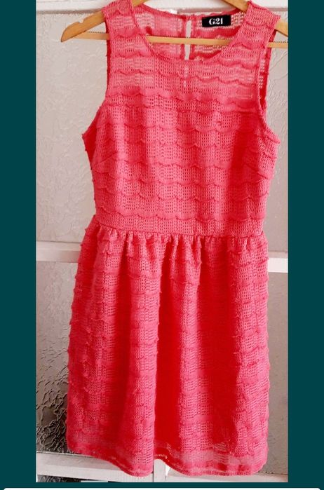 фина ,нежна бяла блуза и ефектнии рокли