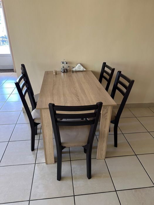 Общо 4 маси и 16 столи има, Масите са закупени чисто нов от Виденов