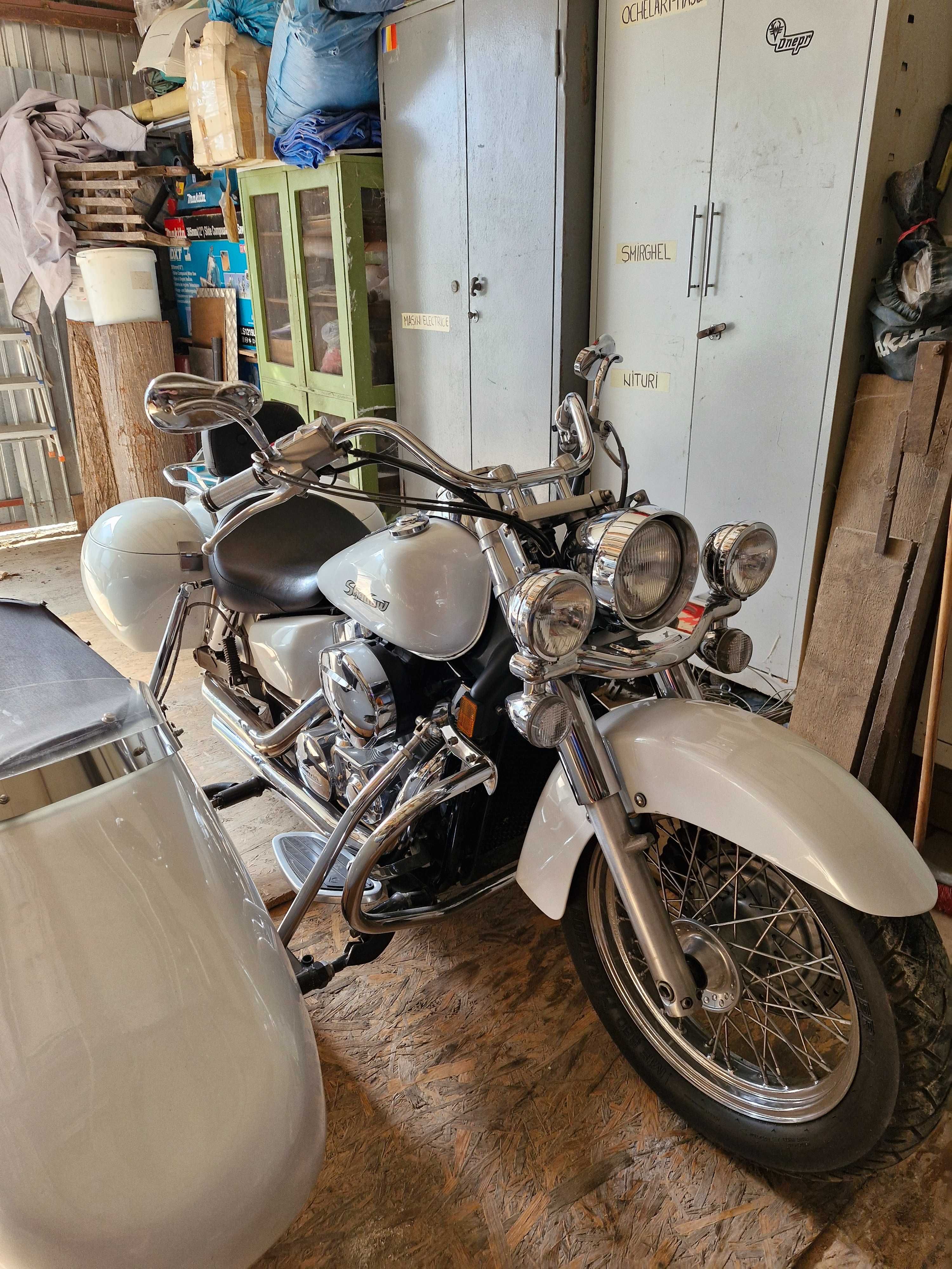 Motocicleta cu atas custom Honda