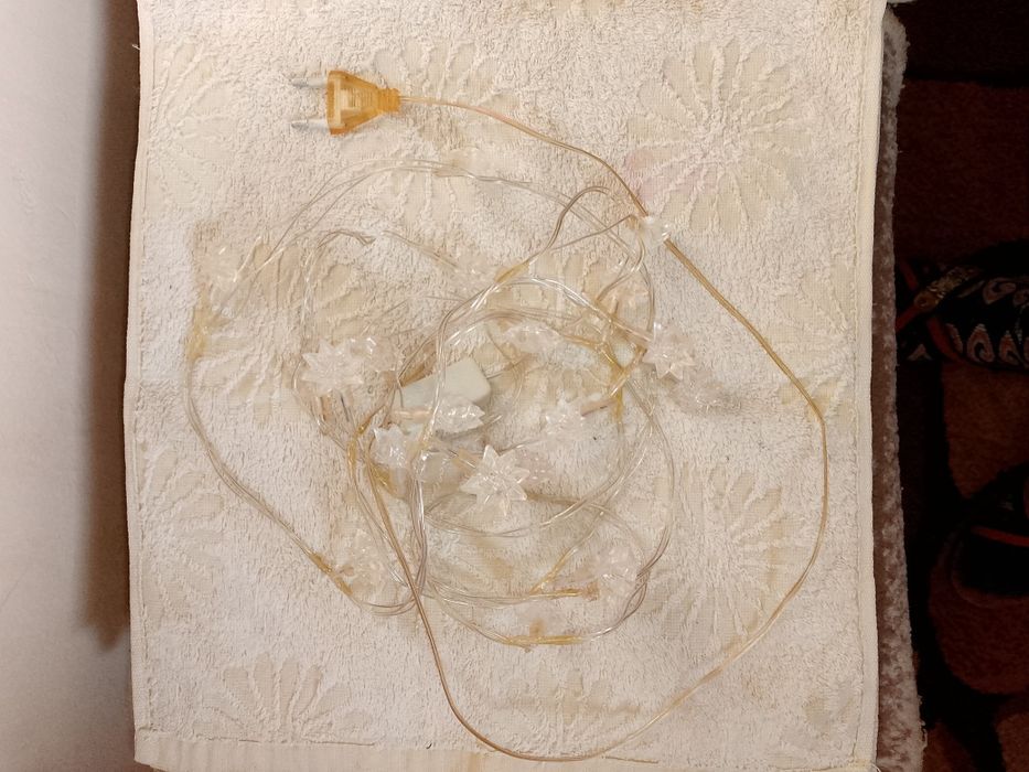 Продается ёлка 1 мет.высота ,звезда на ёлку и герлянда световая 2.5м