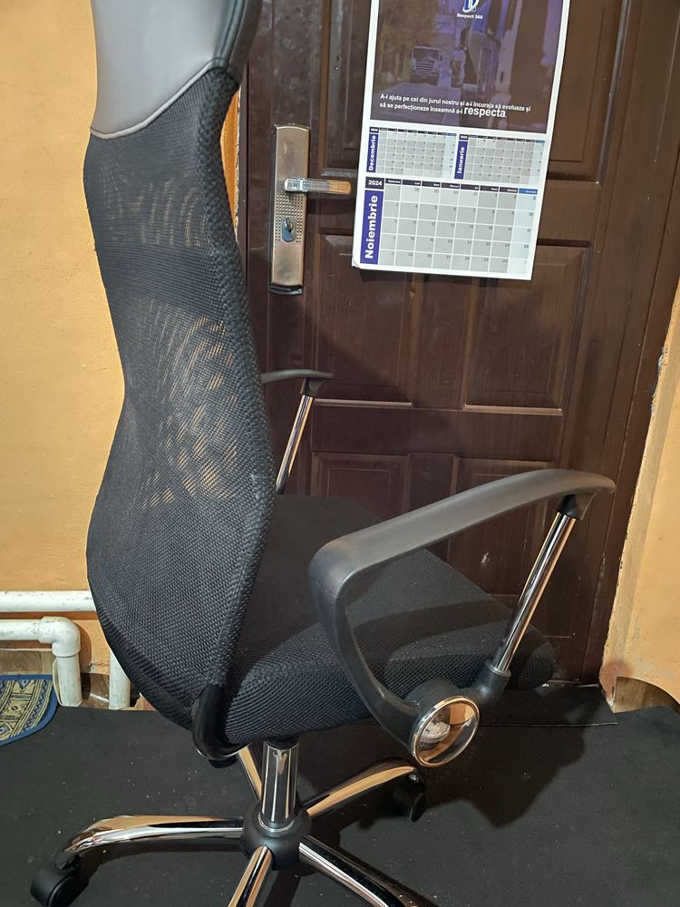 Vand scaun de Gaming foarte putin utilizat
