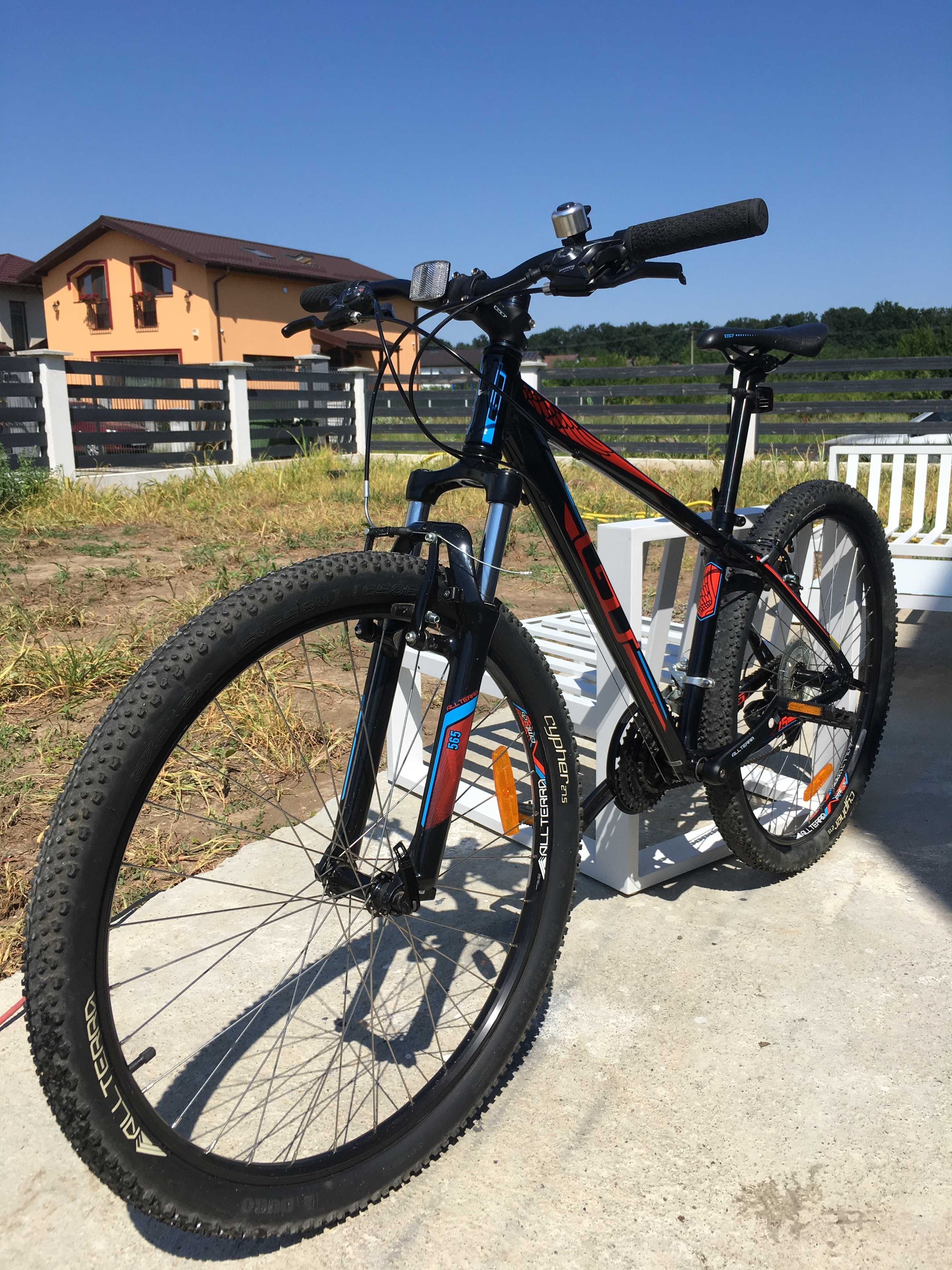 bicicleta tip mountain bike marca GT pentru adolescenti de 1.58-1.65 m