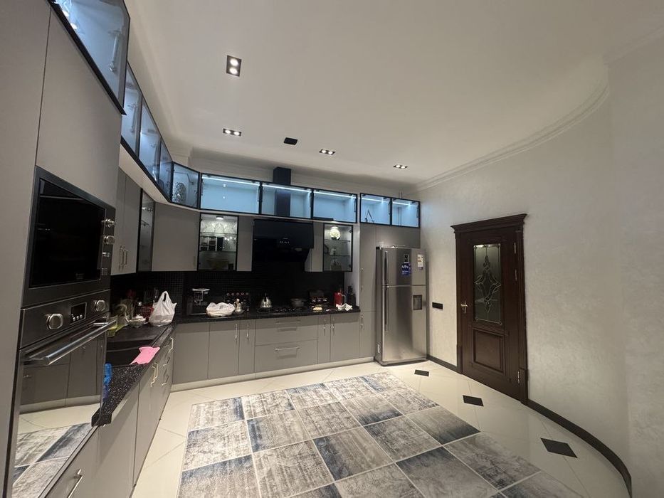 Yakkasaroy Lyuks 4 xona 200M2