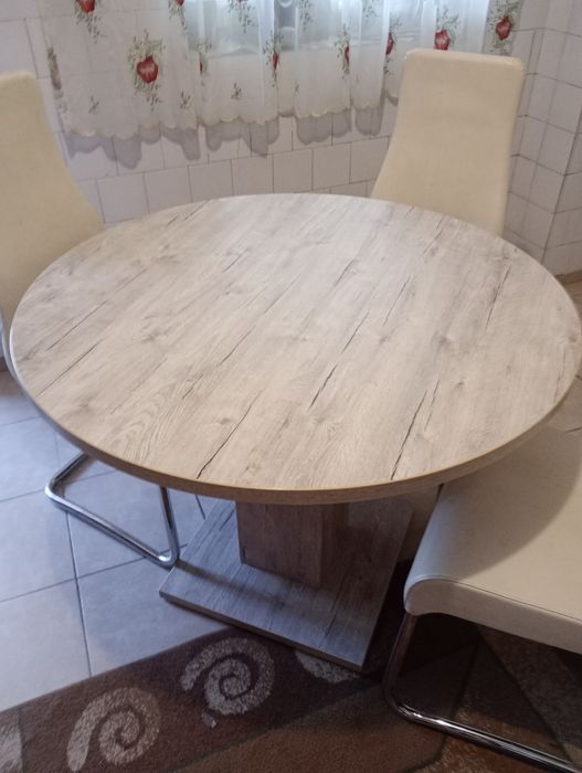 Vând masa rotunda de bucătărie cu 4 scaune