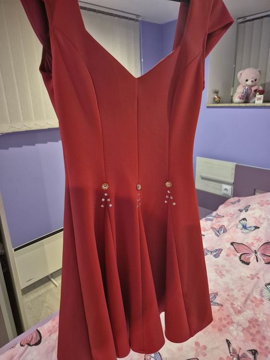 Продавам  рокли дантелена и зимна