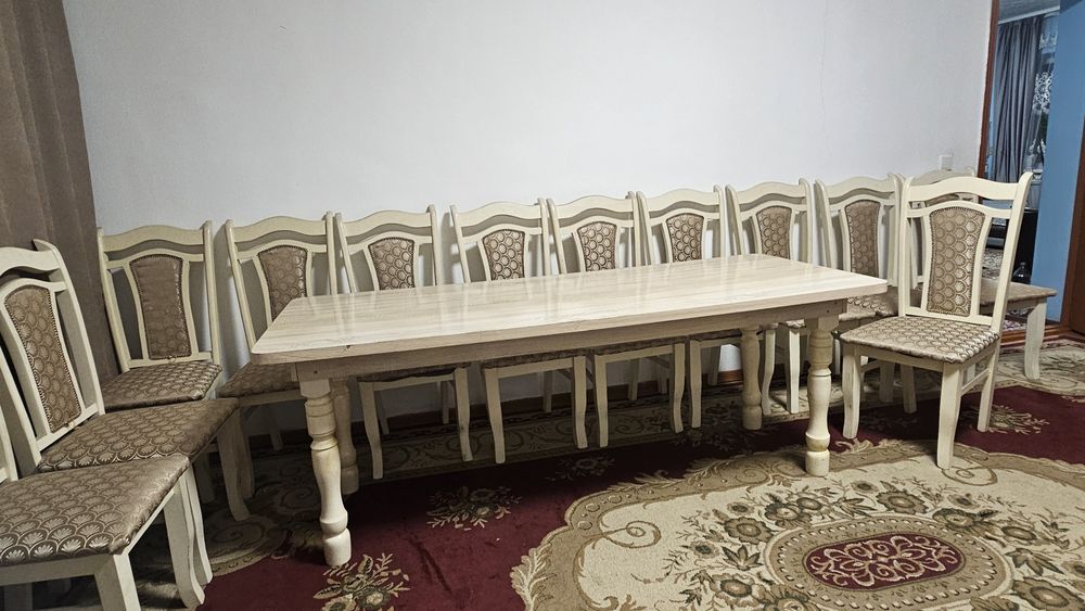 Стол и стулья в хорошем состоянии