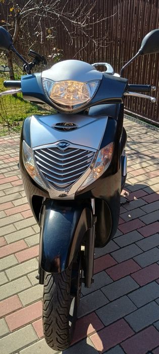 Scuter Honda sh 125i  vând sau schimb cu motocicleta. Preț 1200euro
