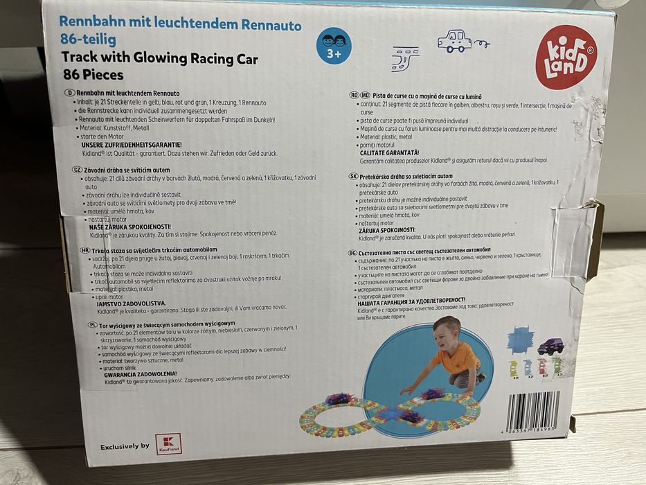 Pista de curse cu o masina de curse cu lumina