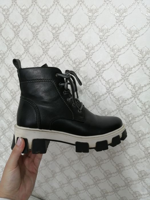 Продам ботики женские Кари