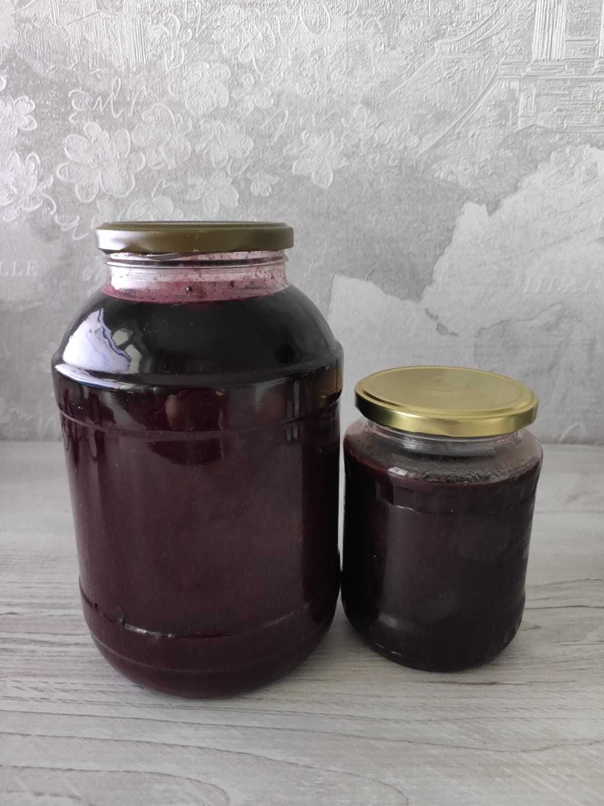 Продам варенье из черной смородины. 700 мл и 2 л.