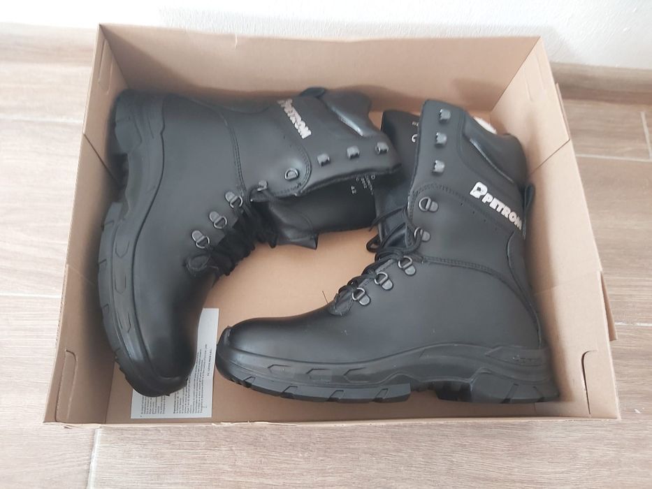 Vând bocanci de lucru