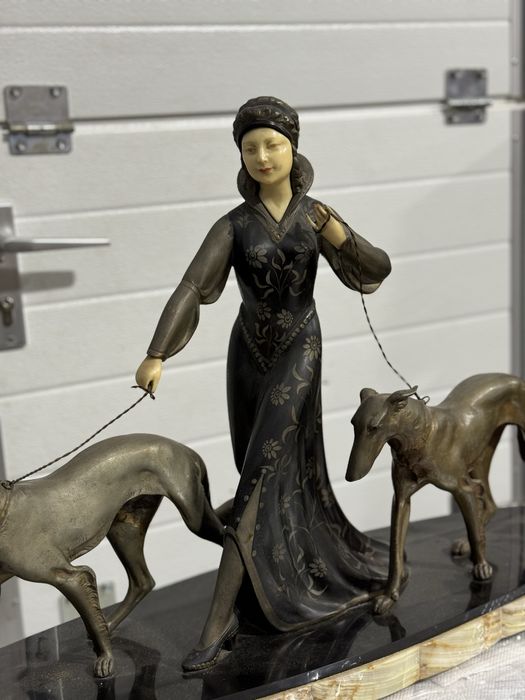 Statueta art deco din antimoniu pe soclu de marmura