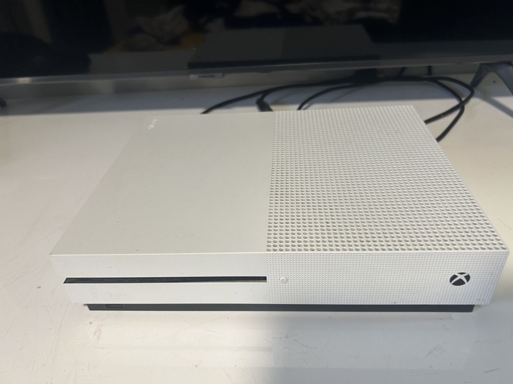 Vand Xbox one S cu 1 TB